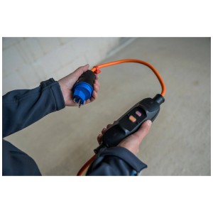Enrouleur de câble Brennenstuhl Garant SK 290 FI+BT avec protection et prise en mains.