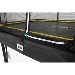 Dettaglio del trampolino Salta Comfort Edition nero con rete di sicurezza e cerniera.