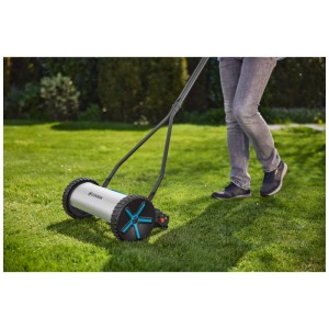 Gardena Comfort 330 tondeuse hélicoïdale en utilisation sur pelouse. Tondeuse manuelle avec cylindre argenté et accents bleus.