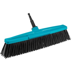 Scopa da esterno Gardena Combisystem con supporto blu e setole nere.
