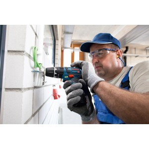 Trapano avvitatore a percussione a batteria Bosch Professional GSB 12V-15 in uso, foratura in una parete.