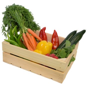 Caisse à fruits en bois naturel (39x29x14cm) remplie de légumes comme des carottes, des concombres et des poivrons.