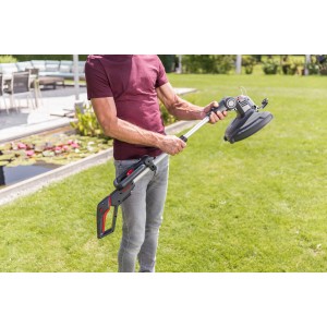 Tagliabordi a batteria Al-Ko GT 1825 con batteria in uso in giardino.