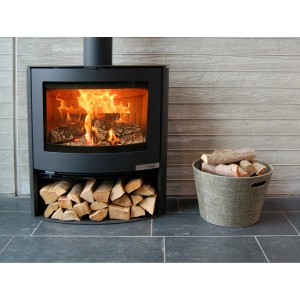 Poêle à bois Aduro 15.2 noir avec bûches et panier. Le poêle a une fonction automatique et une puissance de 6,5 kW.