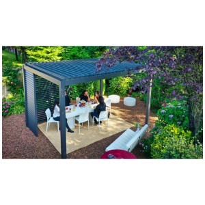 Pergola Colibri in alluminio antracite con lamelle orientabili in giardino con persone sedute.