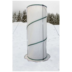 Housse de protection hivernale Pop-up M, Ø 70 cm, hauteur 180 cm, dans un jardin enneigé.