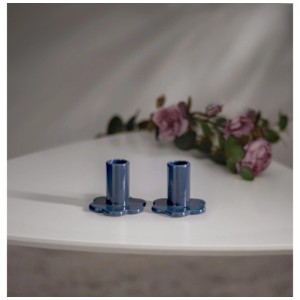 Deux bougeoirs bleus Bloom de Star Trading, design moderne pour intérieur.
