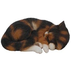 Schlafende, braun-schwarze Katze als Gartendeko von Vivid Arts. Detailreiche Tierfigur.