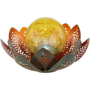 Globo LED-Solarleuchte Blüte, Ø 22 cm, mit goldfarbener Glaskugel und Metallblütenblättern.