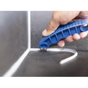LUX-TOOLS SILI STAR raschietto per fughe in uso per rimuovere il sigillante siliconico.