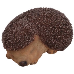 Schlafendes Igel-Baby, Gartendeko von Vivid Arts, braun, 6,5x13,2x9 cm.