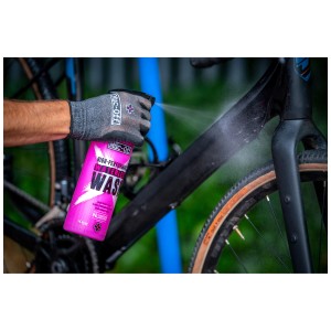 Anwendung von Muc-Off Waterless Wash Fahrradreiniger auf einem Fahrrad. Fahrradpflege ohne Wasser.