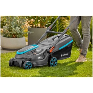 Rasaerba elettrico Gardena PowerMax 37 da 1800 W in uso su prato.