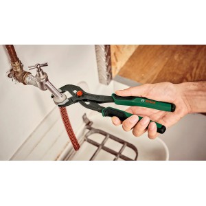 Pince multiprise Bosch (250 mm) utilisée sur un robinet.