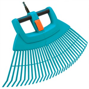 Rastrello per foglie Gardena combisystem XXL vario in plastica, turchese, con larghezza regolabile.
