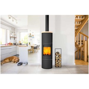 Fireplace Kaminofen Perondi RLU Sandstein in modernem Wohnraum mit Holzscheiten.