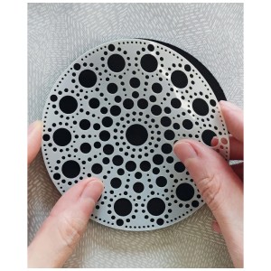 Set Aladine Dot Painting: Stencil rotondo con motivo a punti tenuto in mano.