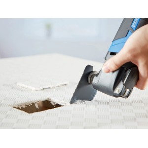 Lame de scie segmentée HSS LUX 60 mm en utilisation pour scier du bois avec un outil multifonction.