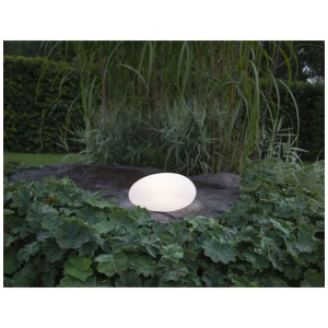 Lampe décorative solaire LED Globy blanche de Star Trading, aspect pierre pour intérieur et extérieur.