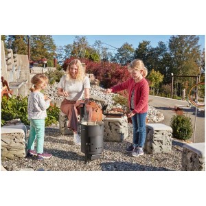 Feuer- und Grillkugel Olympia (Ø 80 cm) aus Stahl mit Familie beim Grillen im Garten.