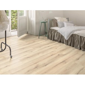 Heller Kaindl Laminatboden Eiche Evoke Vanilla im Wohnraum mit Bett und geöffneter Balkontür.