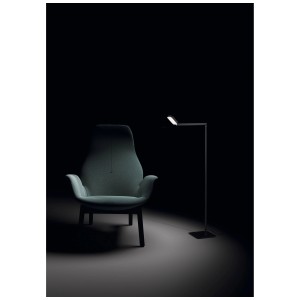 Lampada da terra a LED nera (altezza 108 cm) accanto alla poltrona. Lampada da lettura moderna con luce bianca calda.