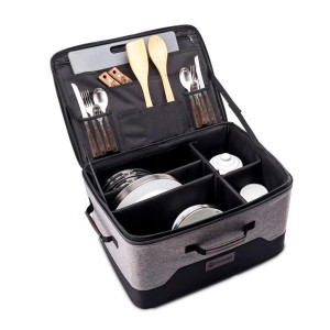 Petromax Camping-Box Catago aperta con stoviglie e posate, ideale per campeggio e outdoor.