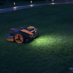 Robot tondeuse Worx Landroid Vision avec phare LED en utilisation de nuit.