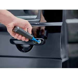 Application de lubrifiant graphite (30g) pour entretenir une serrure de voiture.