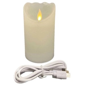 Weiße, aufladbare LED-Wachskerze (Ø 7,5 cm, Höhe 15 cm) mit USB-Kabel.