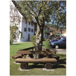 Banc en bois marron Pletscher avec dossier autour d'un arbre dans le jardin.