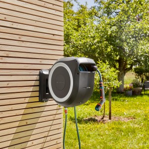 Gardena Wall-Mounted Hose Box XL con Comfort Sprayer su casa in legno. Avvolgitubo da giardino per irrigazione.