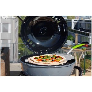 Outdoorchef Pizzaschaufel aus Aluminium mit Pizza auf Grill. Grillutensil für Pizzaöfen.