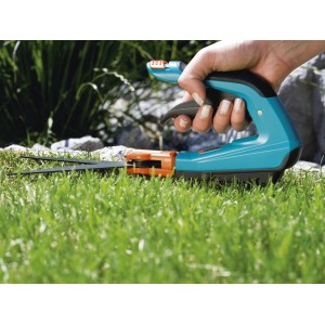 Gardena Comfort cesoie per erba in azione: taglio bordi prato con lama girevole e manico speciale.
