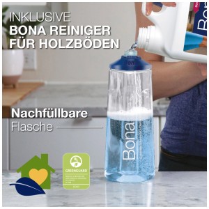 Flacone ricaricabile del Bona Premium Spray Mop per parquet in fase di riempimento con detergente.