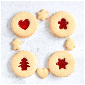 Linzer Plätzchen mit verschiedenen Füllungen und Ausstecher Stern, Küchenhelfer.