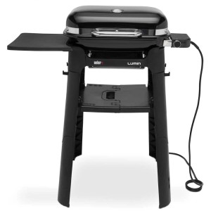 Grill elettrico Weber Lumin Compact nero con supporto, tavolo laterale e ripiano.