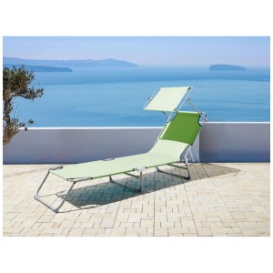 Lettino prendisole Beliani Foligno II verde lime con parasole e vista mare.