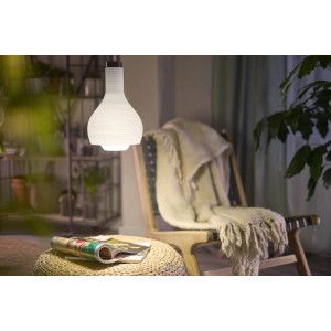 Ampoule LED mate Philips E27 en forme d'ampoule, 4W, 840lm, lumière blanche chaude dans le salon.