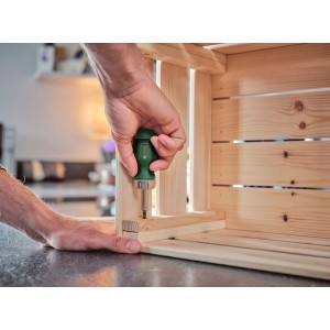 Tournevis à cliquet Stubby Bosch Bit en utilisation pour visser une caisse en bois.