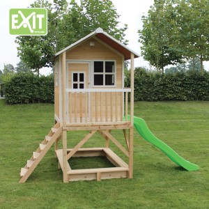 EXIT Loft 500 cabane en bois - naturel avec toboggan, bac à sable et escalier dans le jardin.