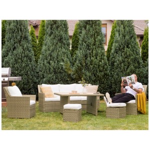 Ensemble lounge Beliani Fonti 5 places, rotin marron avec coussins blancs dans le jardin.