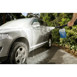 Kärcher FJ6 lancia schiuma in uso: auto spruzzata con detergente.