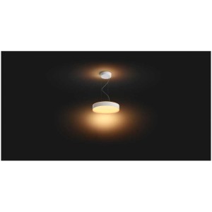 Weisse Philips Hue Enrave LED-Pendelleuchte mit warmweissem Licht an dunkler Decke.