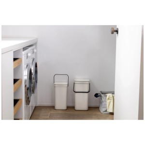Due contenitori Brabantia Sort & Go (16 l) color Soft Beige in lavanderia.