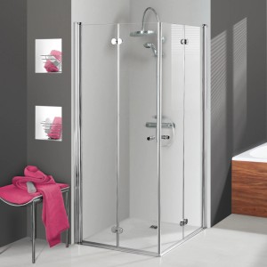 Cabine de douche d'angle Breuer Elana Komfort avec entrée diagonale pivotante/pliante et verre de sécurité transparent.