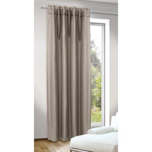 Sciarpa ad anello color lino Uni Dimout, 245x135 cm, drappeggiata davanti alla finestra.