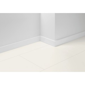 Battiscopa bianco Parador SL 18 (70mm) su parete e pavimento.