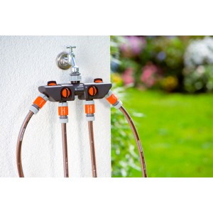 Distributore a 4 vie Gardena sul rubinetto con tubi da giardino collegati.