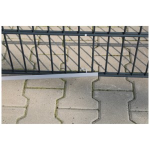 Guida di montaggio Videx zincata (120 cm) per schermi privacy su pannelli a doppia barra.